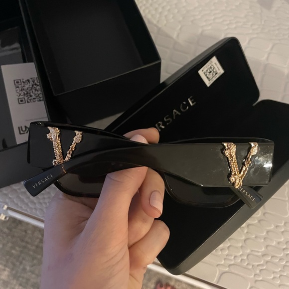 🌟 Versace irregular shaped sunglasses black V logo NIB - Picture 2 of 9